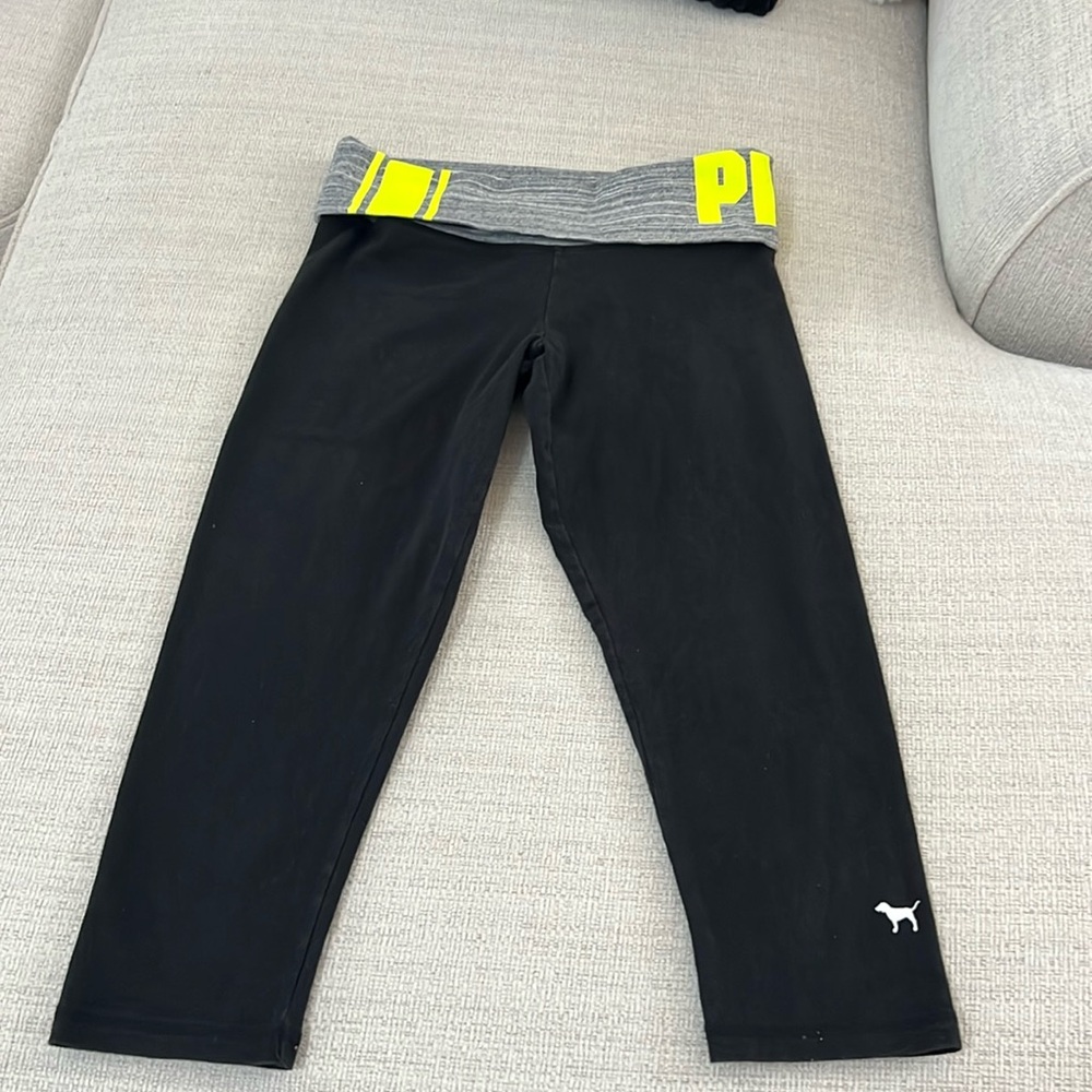 PINK by Victoria’s Secret black capri leggings. Size S.